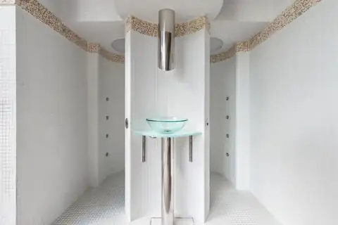 Duchas de sensaciones con lavabo de cristal en el circuito del spa del Áurea Palacio de Sober