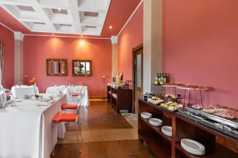 Bufé de desayuno con embutidos, quesos y panes en el Áurea Palacio de Sober