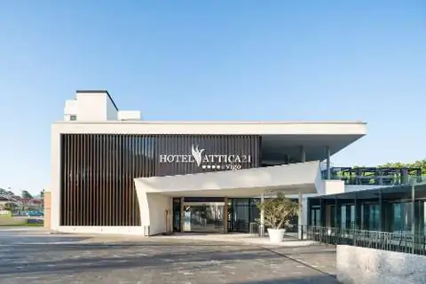 Entrada principal con marquesina y rótulo del Hotel Attica21 Vigo Business & Wellness