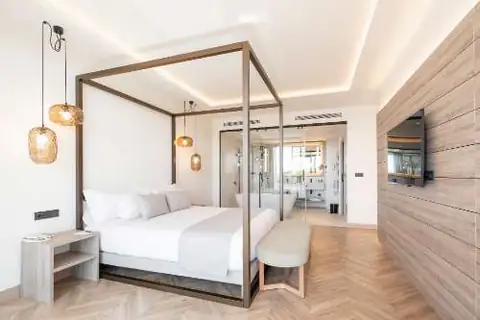 Habitación con cama con dosel de madera y lámparas colgantes en el Attica21 Vigo