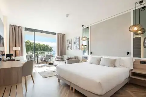 Habitación doble luminosa con ventanal y zona de trabajo en el Hotel Attica21 Vigo