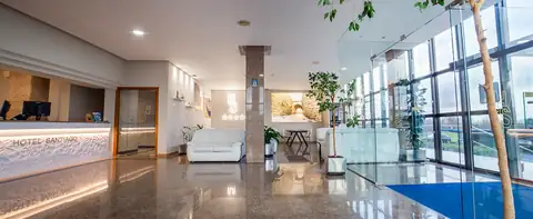Recepción y vestíbulo luminoso con suelo brillante y ventanales en el Hotel Auditorio Santiago de Lugo