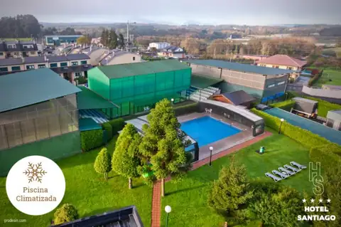 Vista aérea de la piscina climatizada exterior y los jardines del Hotel Auditorio Santiago & Spa