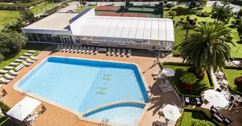 Vista aérea de la piscina exterior, jardines y pista de tenis del Hotel Nuevo Astur & Spa