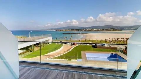Terraza con vistas a la piscina exterior y a la playa desde el Playa de Foz Hotel & Spa