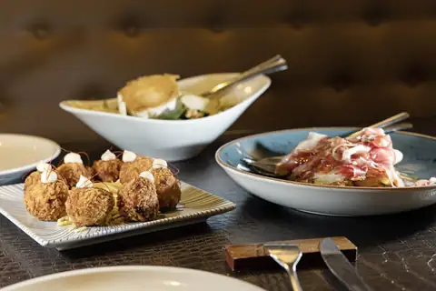 Platos de tapas y raciones servidos en el restaurante del Hotel Plaza A Coruña