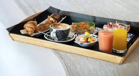 Bandeja de desayuno con café, zumos, bollería y tostadas en el Hotel Plaza A Coruña