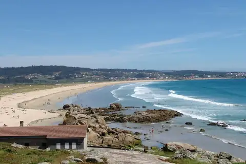 Playa de arena y costa rocosa cerca del Hotel Spa Atlántico en San Vicente do Mar, O Grove