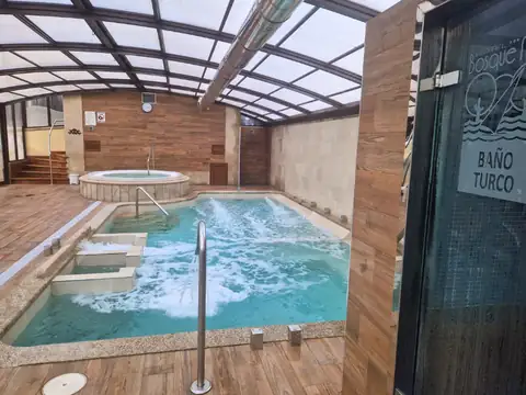 Piscina del spa con camas de burbujas junto a la entrada del baño turco en el Hotel Spa Bosque Mar