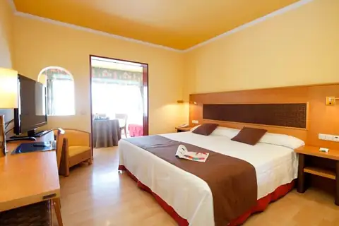 Habitación doble con cama de matrimonio y acceso a terraza en el Hotel Congreso & Spa