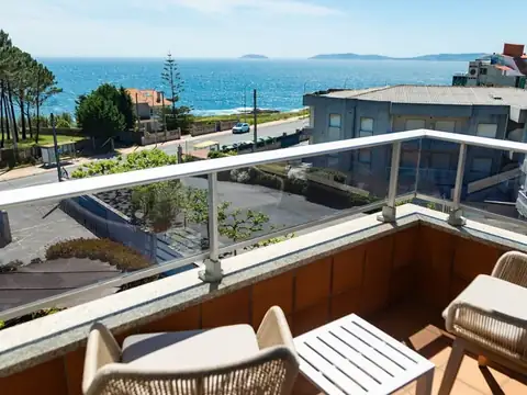 Balcón con sillas y vistas al mar y a la costa de Portonovo desde el Hotel Spa Galatea