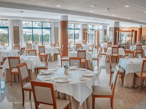 Restaurante amplio con mesas de mantel blanco y ventanales en el Hotel Spa Galatea