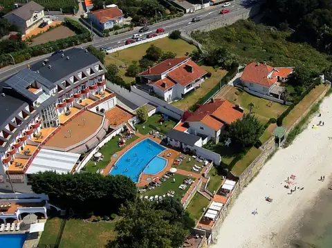 Vista aérea del Hotel Spa Nanín Playa con su piscina junto a la playa en Sanxenxo
