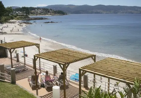 Pérgolas de madera junto a la playa de Nanín frente al Hotel Spa Nanín Playa