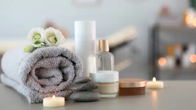 Toallas enrolladas, velas, piedras y cosméticos en la zona de tratamientos del Hotel Spa Odeón
