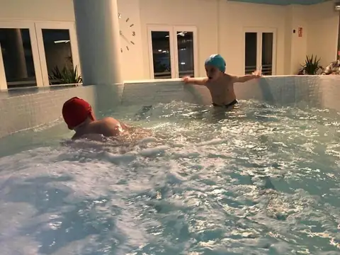 Bañistas en la piscina de burbujas con gorro de baño en el spa del Hotel Playa Langosteira
