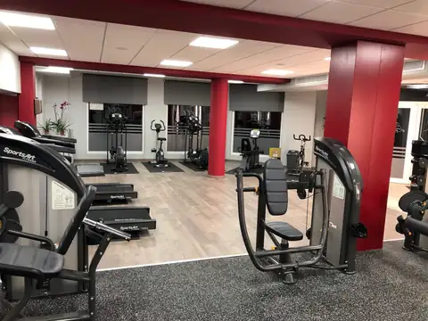 Gimnasio con máquinas de musculación y bicicletas estáticas en el Hotel Spa Playa Langosteira
