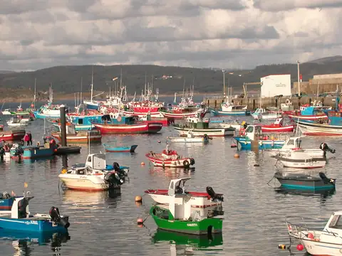 Barcas de colores en el puerto pesquero de Fisterra, cerca del Hotel Spa Playa Langosteira