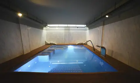 Piscina del spa con camas de burbujas y luz cenital en el IMI Hotel & Spa de Ourense