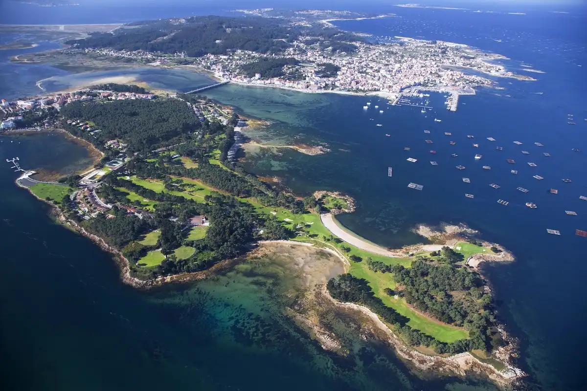 Vista aérea de la Isla de La Toja y O Grove en la ría de Arousa
