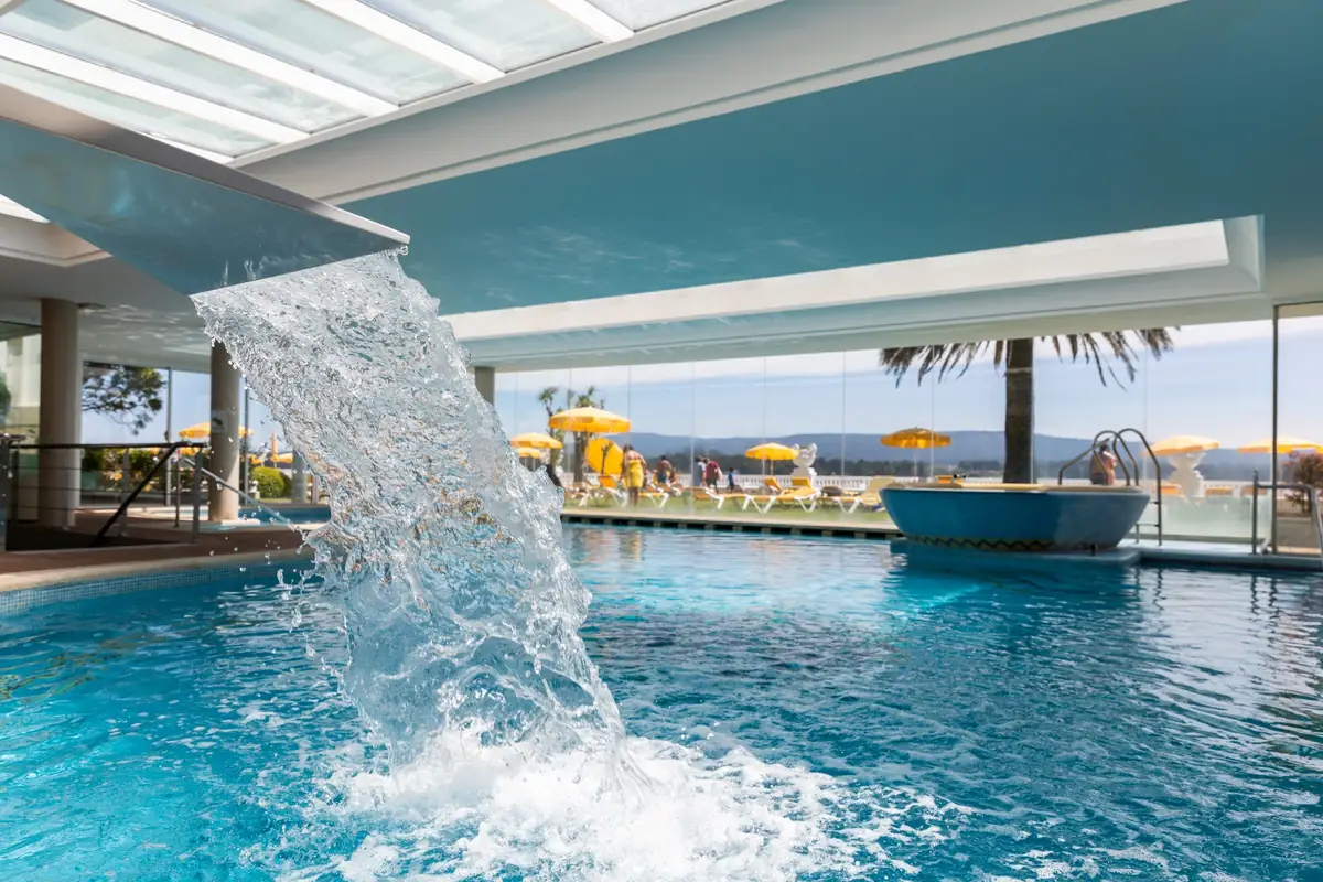 Piscina termal con cascada en un hotel balneario de Galicia