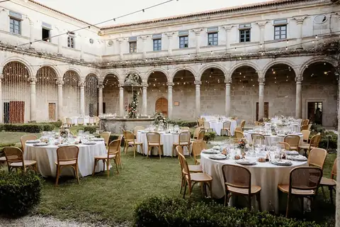 Banquete con mesas redondas en el claustro del Eurostars Monumento Monasterio de San Clodio
