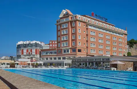 Fachada de ladrillo y piscina exterior del NH Collection A Coruña Finisterre