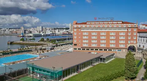 Vista elevada del NH Collection A Coruña Finisterre, sus piscinas y la bahía de A Coruña