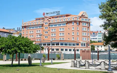Fachada del NH Collection A Coruña Finisterre con jardín y paseo frente a la entrada