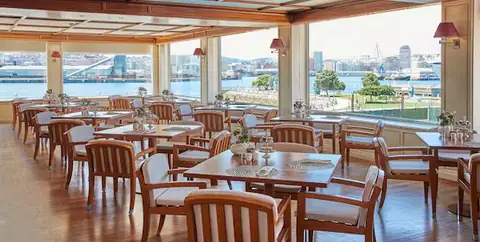 Restaurante con grandes ventanales a la bahía en el NH Collection A Coruña Finisterre