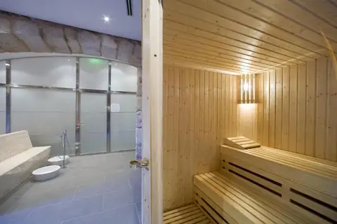 Sauna de madera y zona de duchas del spa del Parador de Santo Estevo