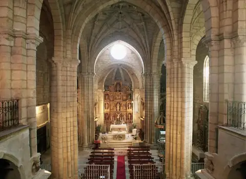 Nave de la iglesia monástica con bóvedas de piedra y retablo del Parador de Santo Estevo