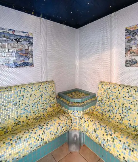 Baño de vapor con bancos de mosaico y techo estrellado en el Hotel Monumento Pazo do Castro