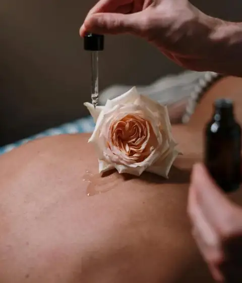 Masaje con aceite aromático y rosa sobre la espalda en el Hotel Monumento Pazo do Castro