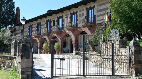 Fachada del pazo con arcos de piedra y verja de entrada del Hotel Monumento Pazo do Castro