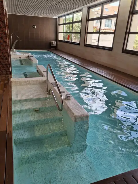 Piscina estrecha de nado contracorriente con escalera en el spa del Pazo Los Escudos