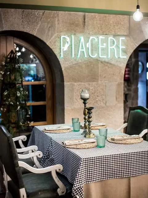 Mesa con mantel de cuadros en el restaurante Piacere del Pazo Los Escudos de Vigo