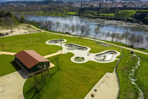 Vista aérea de las piscinas termales de Teáns a orillas del Miño, frente a Monção