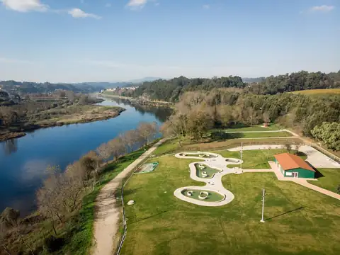 Vista aérea del Espacio Termal de Teáns con sus tres piscinas junto al río Miño