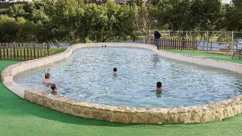 Bañistas en una piscina termal al aire libre del Espacio Termal de Teáns